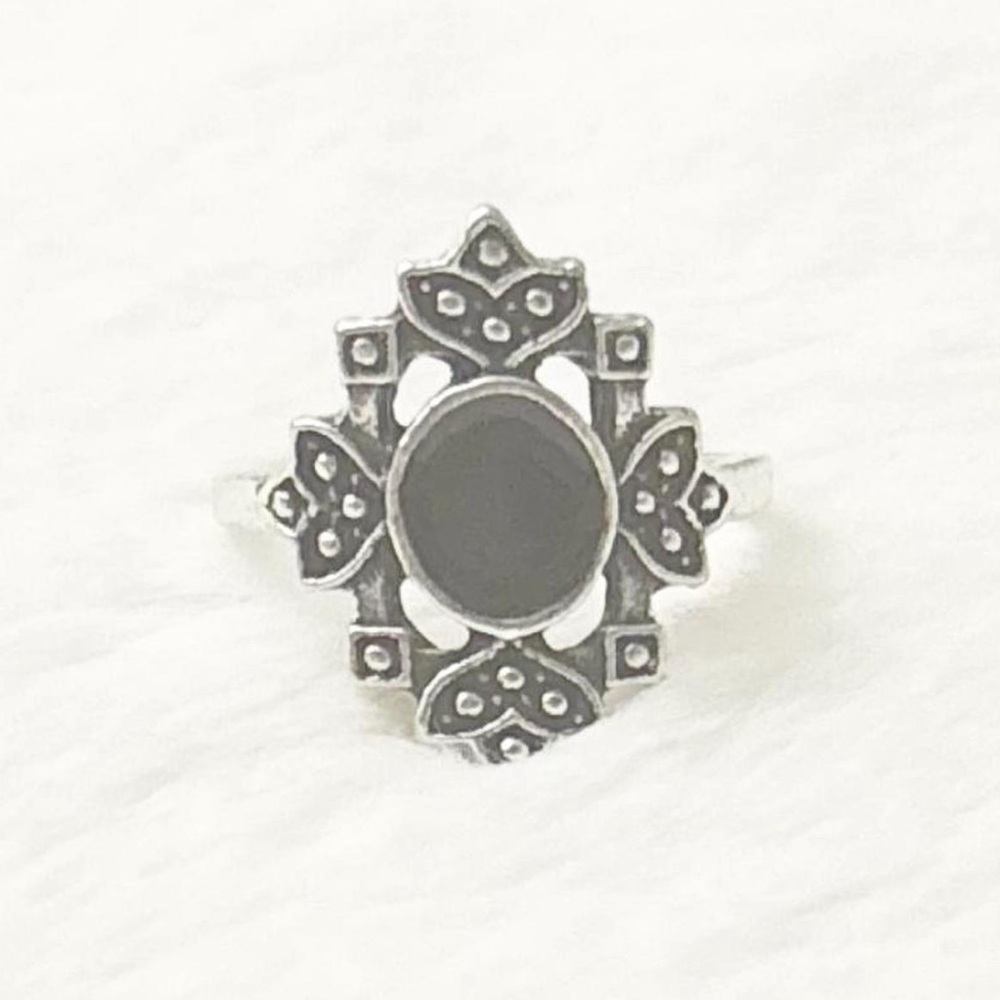 5/$15 🩷 MUST BUNDLE Black Stone Floral Halo Ring - Women's Jewelry
